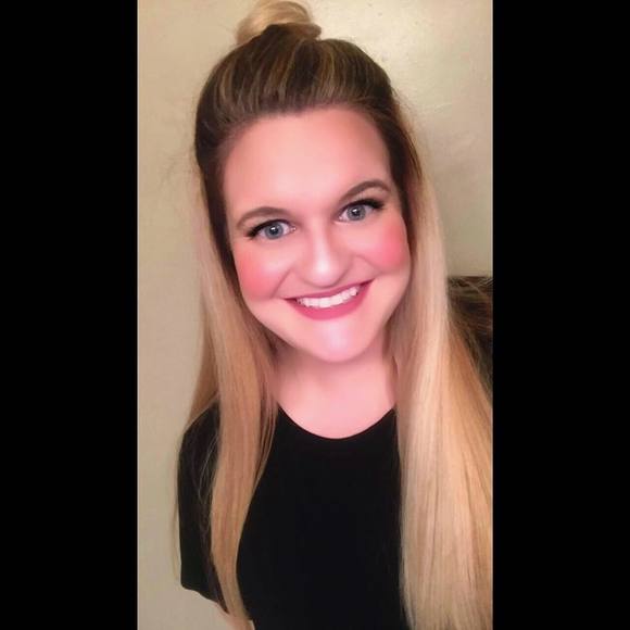 Meet your Posher, Danielle - Picture 3 of 4